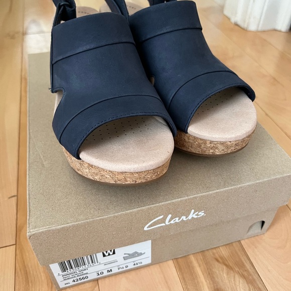 Clarks Annadel Ivory Navy Nubuck Sandals - Picture 7 of 8